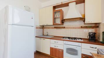 KĂŒhlschrank, Herdplatte, Wasserkocher mit Kaffee-/Teezubehör