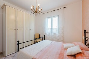 3 bedrooms, free WiFi, bed sheets