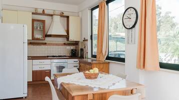 KĂŒhlschrank, Herdplatte, Wasserkocher mit Kaffee-/Teezubehör