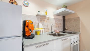 Réfrigérateur, four, plaque de cuisson, cafetiÚre/bouilloire