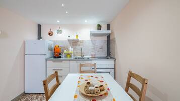 Réfrigérateur, four, plaque de cuisson, cafetiÚre/bouilloire