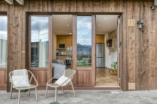 Interior - Apartment 'La Cabanya De La Rovira - Baix' with Mountain View, Terrace and Wi-Fi (Sant Esteve d'en Bas)
