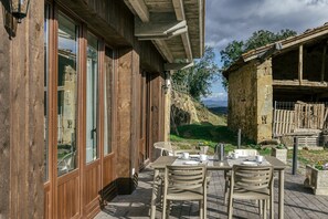 Outdoor dining - Apartment 'La Cabanya De La Rovira - Baix' with Mountain View, Terrace and Wi-Fi (Sant Esteve d'en Bas)
