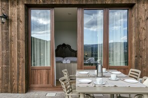 Outdoor dining - Apartment 'La Cabanya De La Rovira - Baix' with Mountain View, Terrace and Wi-Fi (Sant Esteve d'en Bas)