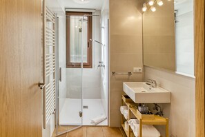 Dusche, Haartrockner, Handtücher