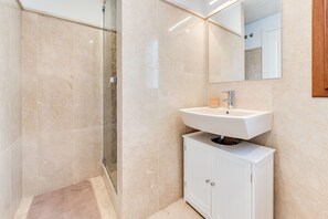 Shower, hair dryer, towels - Apartment '3 Bed  in Benahavis' with Mountain View, Wi-Fi and Air Conditioning (Benahavís)