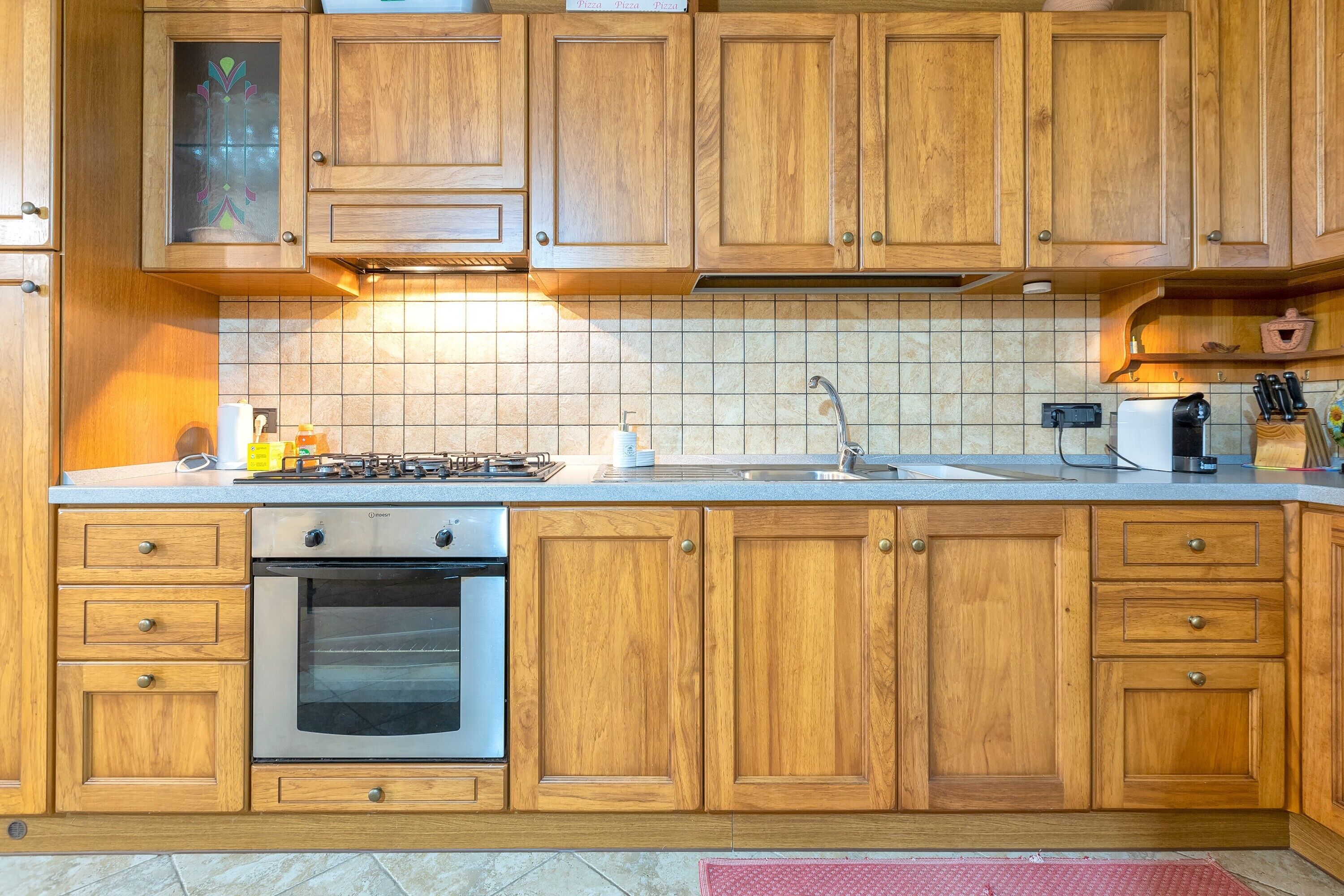 Kylskåp, ugn, spishäll och kaffe- och tebryggare