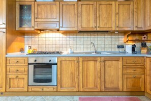 Fridge, oven, stovetop, coffee/tea maker - Apartment 'Casa Vacanze Vicino ad Alghero' with Terrace, Garden and Wi-Fi (Olmedo)