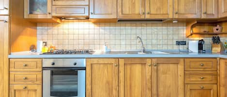 Fridge, oven, stovetop, coffee/tea maker