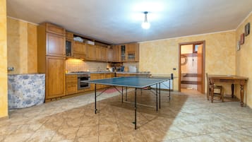 Fridge, oven, stovetop, coffee/tea maker