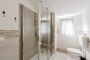 Shower, hair dryer, towels - Room 'Camera 1' with Balcony, Wi-Fi and Air Conditioning (San Giuseppe Jato)