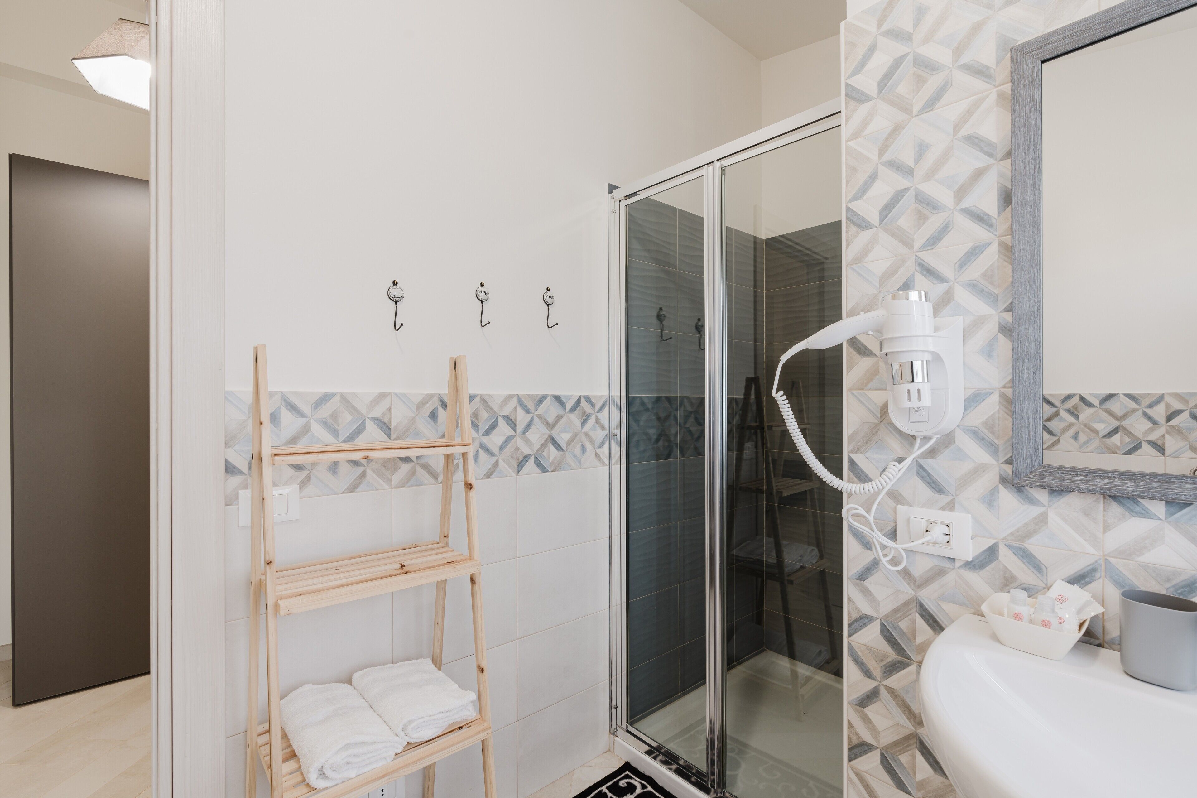 Shower, hair dryer, towels