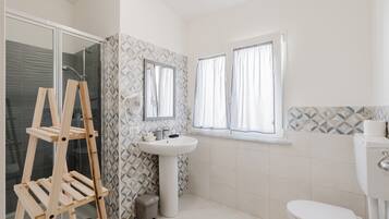 Douche, sèche-cheveux, serviettes fournies