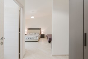 Ein Schlafzimmer mit einem Bett, einem Nachttisch, einer Lampe und einem Kleiderschrank.