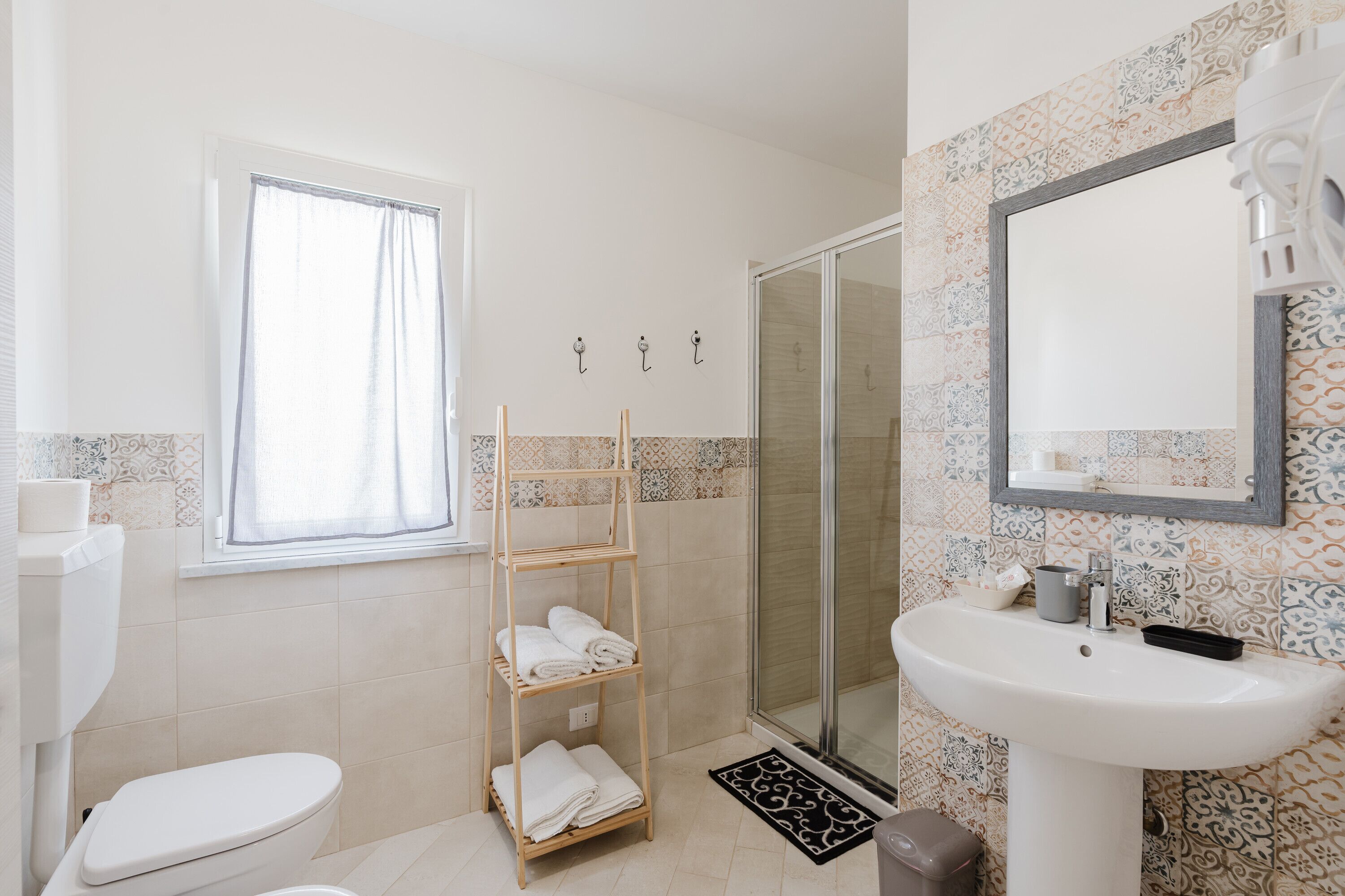 Shower, hair dryer, towels