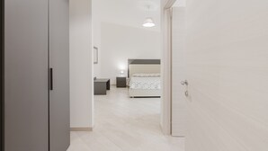 A modern hotel room with a bed, bedside table, and a wardrobe. - Room 'Camera 3' with Balcony, Wi-Fi and Air Conditioning (San Giuseppe Jato)