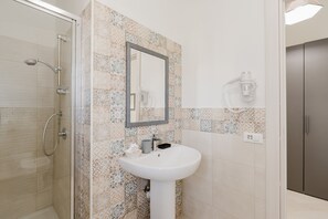 Suihku, hiustenkuivaaja, pyyhkeet