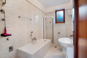 Dusche, Haartrockner, Handtücher