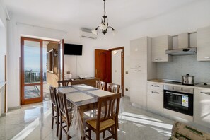 Kylskåp, ugn, spishäll och vattenkokare