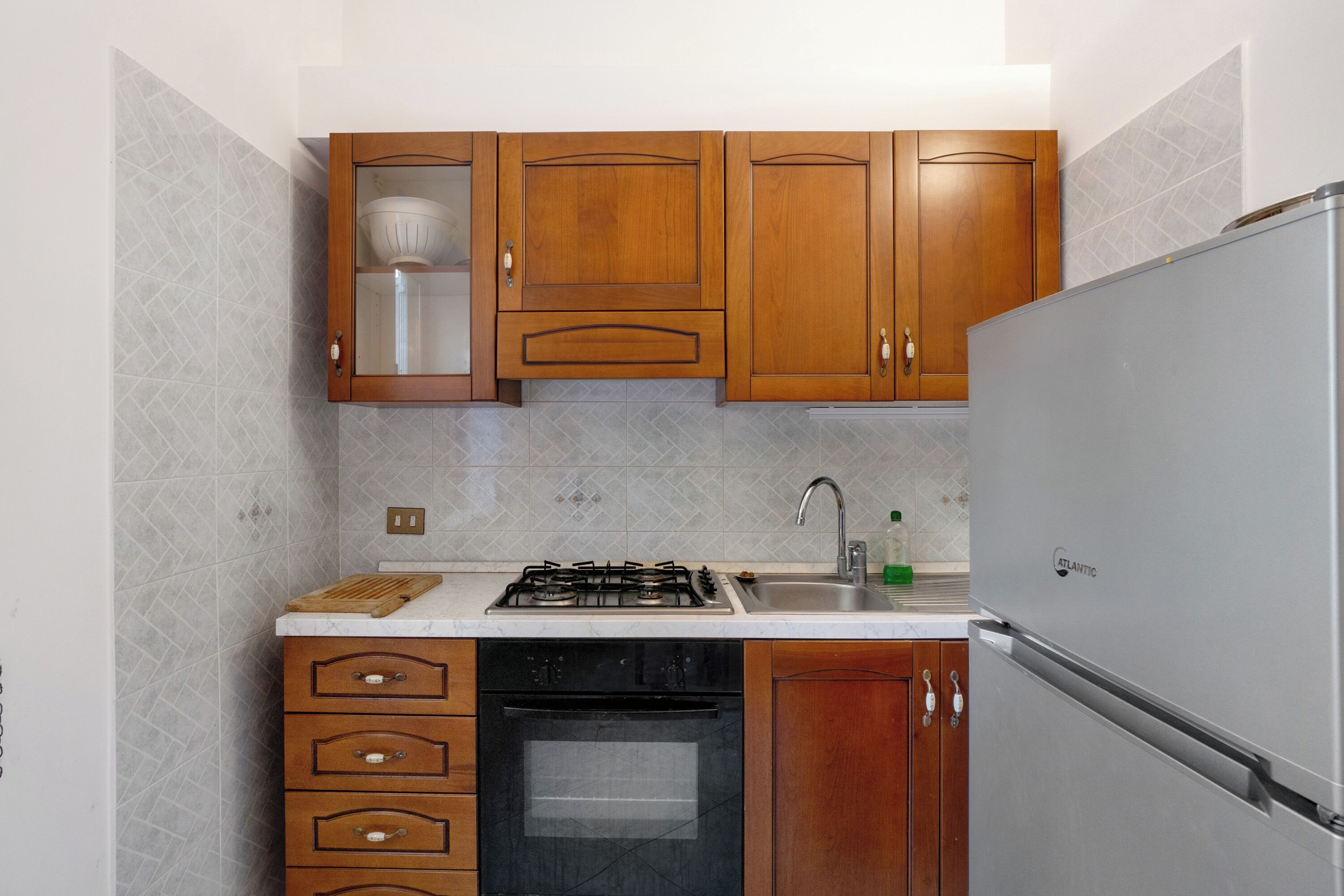 Geladeira, fogão, cooktop, chaleira elétrica