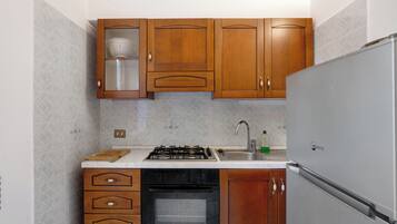 Jääkaappi, uuni, liesi, vedenkeitin