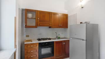 Køleskab, ovn, kogeplade, elkedel