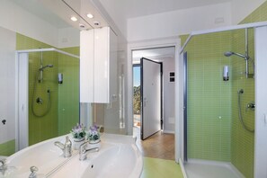 Douche, sèche-cheveux
