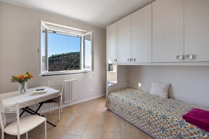 2 bedrooms, iron/ironing board, free WiFi