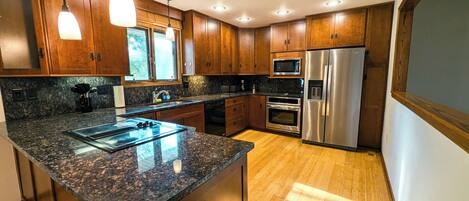 Een koelkast, een microgolfoven, een oven, een kookplaat