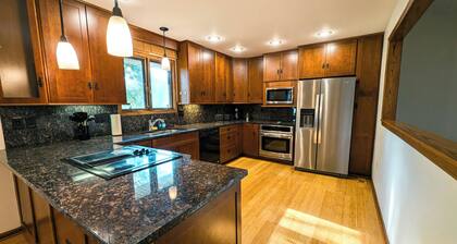 Modern & cozy 3BR family retreat in south Overland Park