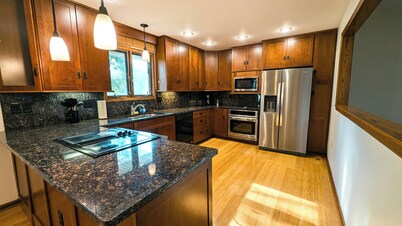 Modern & cozy 3BR family retreat in south Overland Park