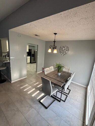 Cozy 3-bedroom house in welcoming Houston with AC, WiFi