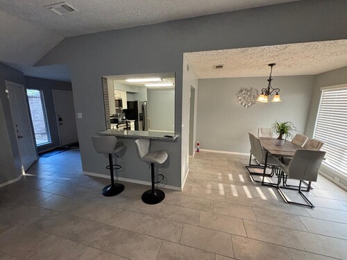 Cozy 3-bedroom house in welcoming Houston with AC, WiFi