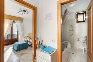 Dusj, hårføner og håndklær