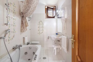Shower, hair dryer, towels - Bed and Breakfast 'Camera Ravello Con Vista Mare' with Sea View, Wi-Fi and Air Conditioning (Furore)