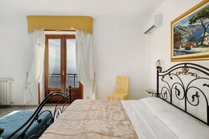 2 bedrooms, free WiFi, bed sheets - Bed and Breakfast 'Camera Ravello Con Vista Mare' with Sea View, Wi-Fi and Air Conditioning (Furore)