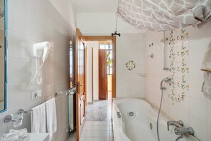 Dusj, hårføner og håndklær