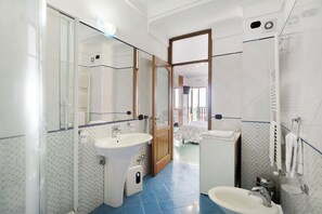 Shower, hair dryer, towels - Bed and Breakfast 'Camera Amalfi Con Vista Mare' with Sea View, Wi-Fi and Air Conditioning (Furore)