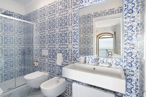 Dusj, hårføner og håndklær