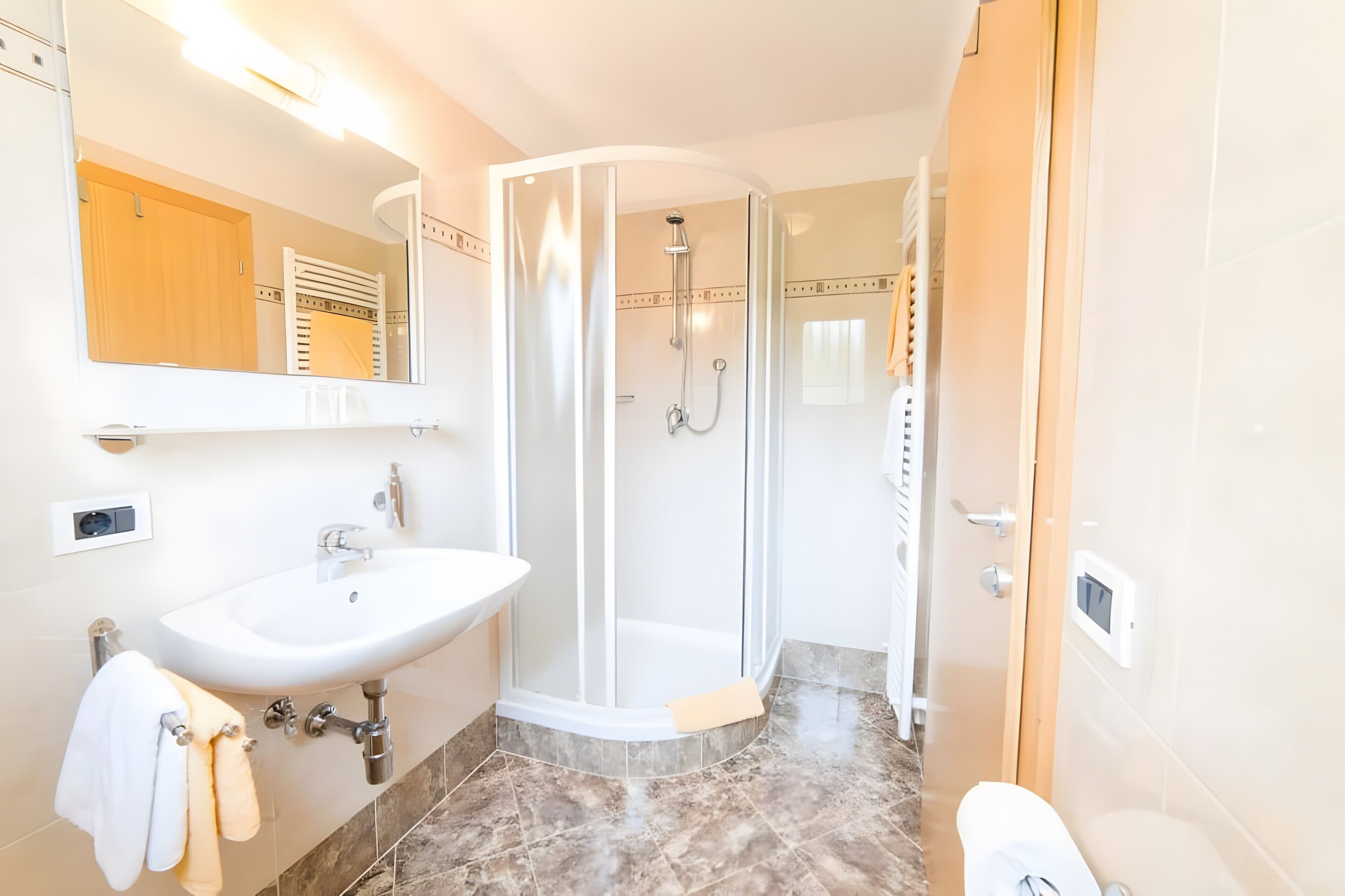 Douche, sèche-cheveux, serviettes fournies