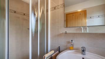 Regadera, secadora de cabello, toallas