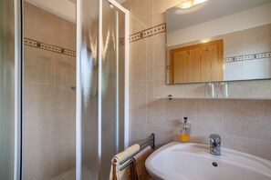 Regadera, secadora de cabello, toallas 