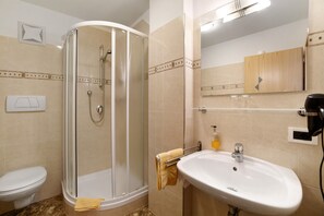 Dusche, Haartrockner, Handtücher