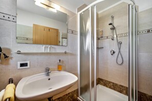 Een douche, een haardroger, handdoeken