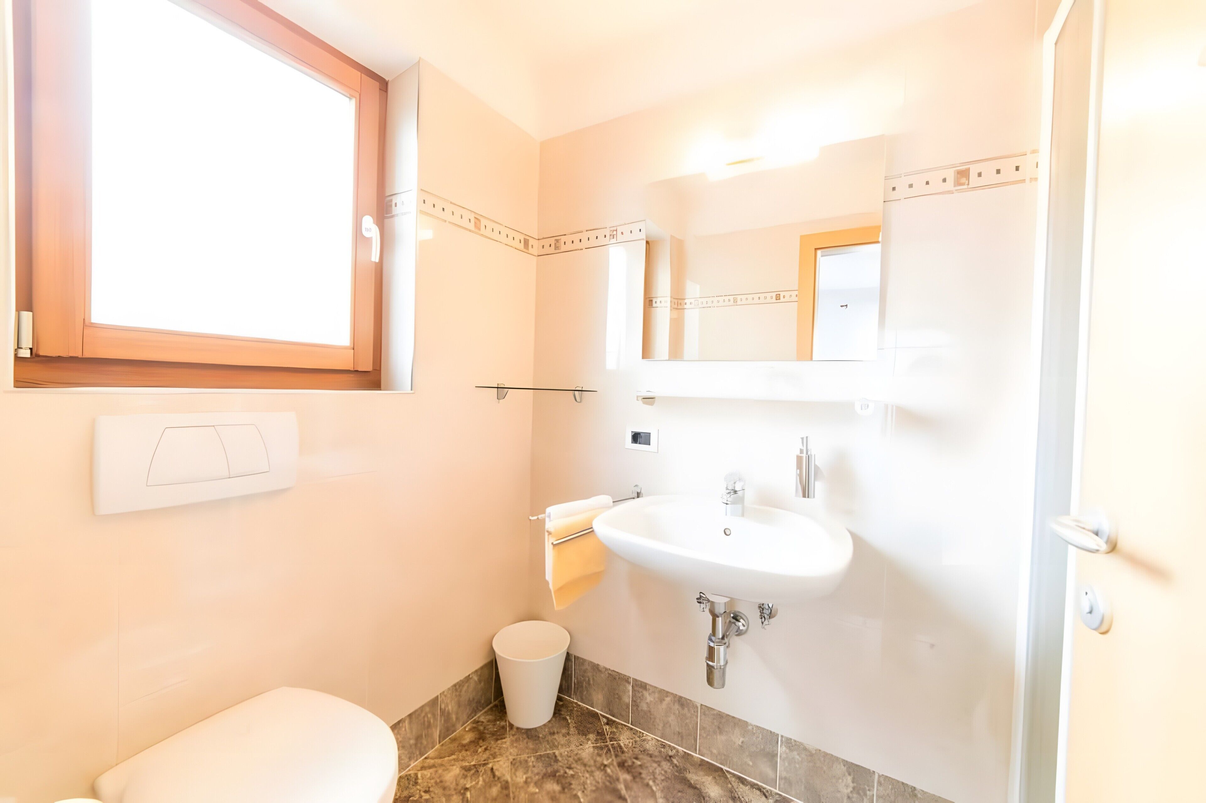 Douche, sèche-cheveux, serviettes fournies