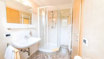 Dusche, Haartrockner, HandtĂŒcher