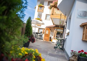 Outdoor dining - Room 'Klausthaler Zimmer 13' with Mountain View, Shared Terrace and Wi-Fi (Meltina)