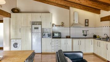 Een koelkast, een magnetron, een oven, een kookplaat