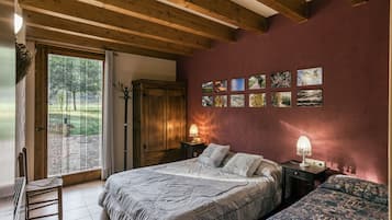 2 bedrooms, iron/ironing board, free WiFi, bed sheets