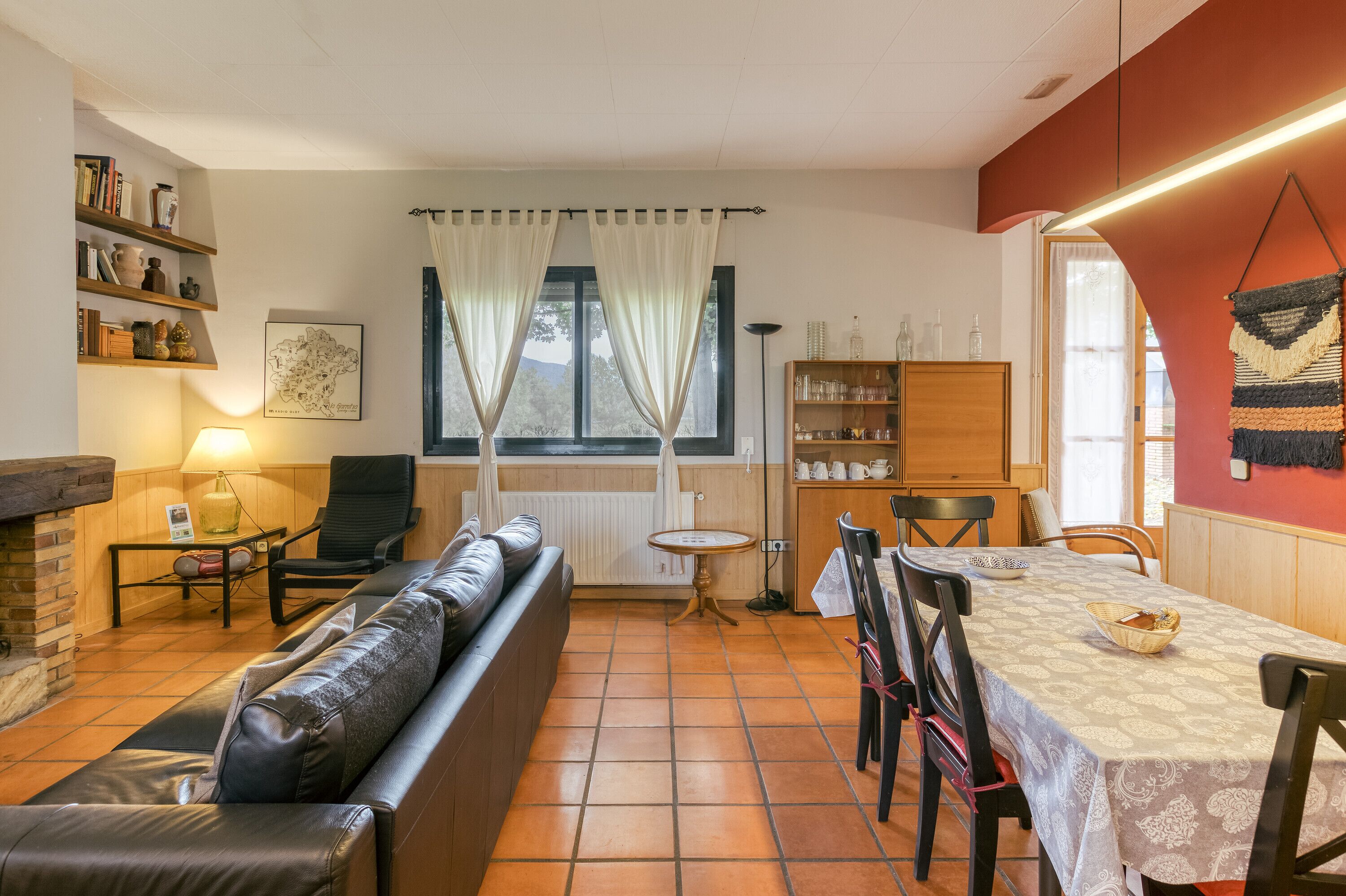 Een televisie en een open haard